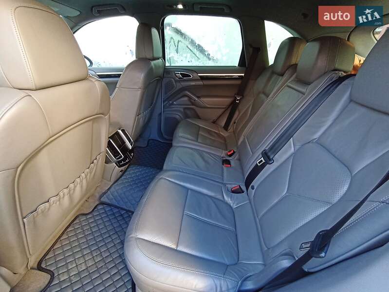 Внедорожник / Кроссовер Porsche Cayenne 2012 в Черновцах