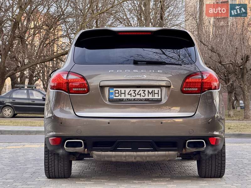 Позашляховик / Кросовер Porsche Cayenne 2011 в Одесі