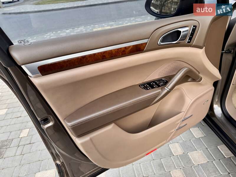 Позашляховик / Кросовер Porsche Cayenne 2011 в Одесі