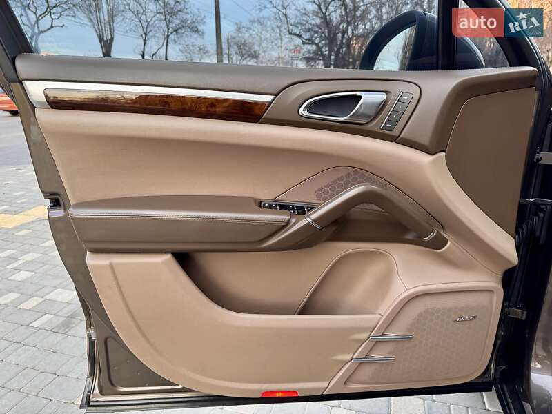 Позашляховик / Кросовер Porsche Cayenne 2011 в Одесі