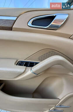 Внедорожник / Кроссовер Porsche Cayenne 2010 в 
