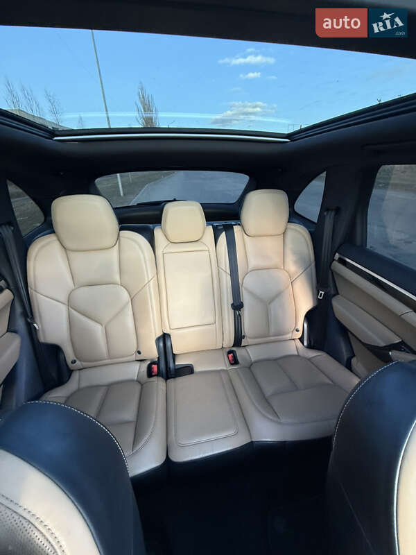 Внедорожник / Кроссовер Porsche Cayenne 2016 в Сумах