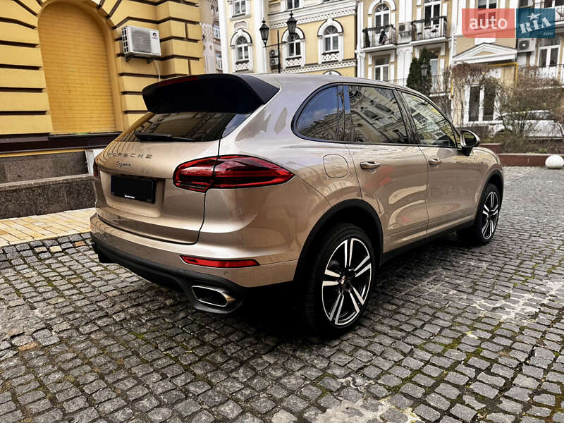 Позашляховик / Кросовер Porsche Cayenne 2016 в Києві