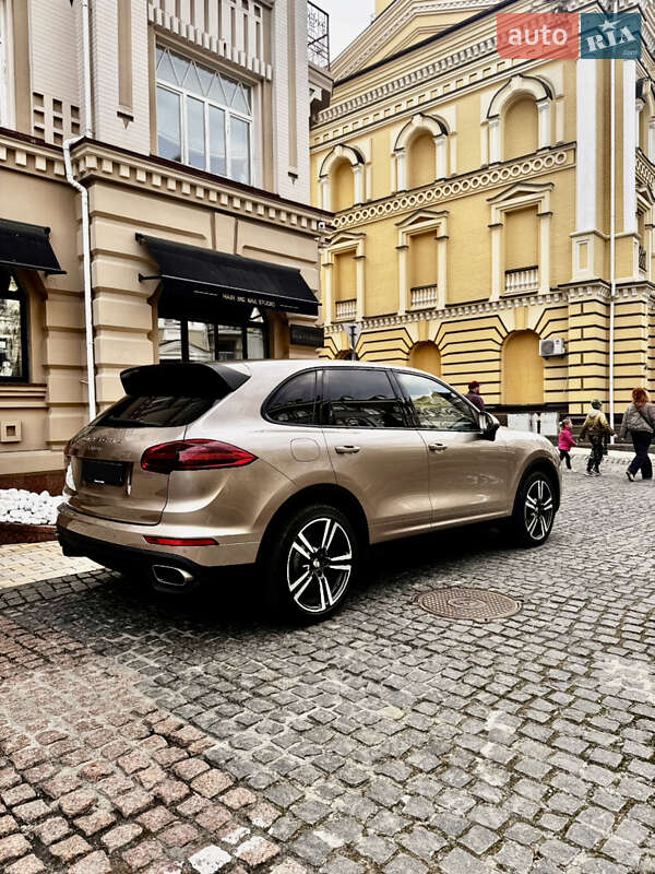Позашляховик / Кросовер Porsche Cayenne 2016 в Києві