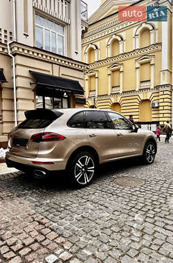 Внедорожник / Кроссовер Porsche Cayenne 2016 в 