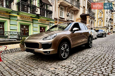 Внедорожник / Кроссовер Porsche Cayenne 2016 в 
