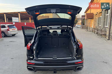 Внедорожник / Кроссовер Porsche Cayenne 2016 в 