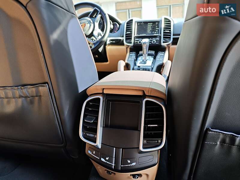 Внедорожник / Кроссовер Porsche Cayenne 2016 в Киеве