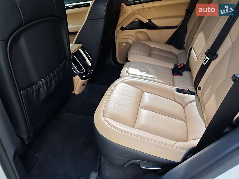 Внедорожник / Кроссовер Porsche Cayenne 2016 в Киеве