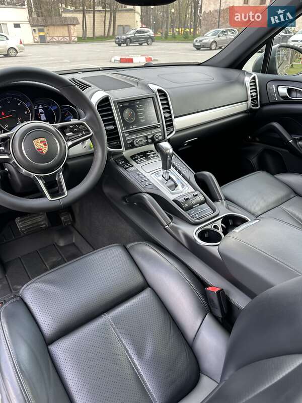Внедорожник / Кроссовер Porsche Cayenne 2015 в Киеве