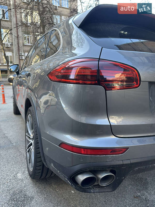 Внедорожник / Кроссовер Porsche Cayenne 2015 в Киеве