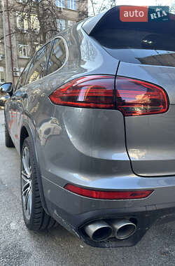 Внедорожник / Кроссовер Porsche Cayenne 2015 в 