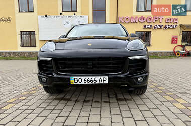 Внедорожник / Кроссовер Porsche Cayenne 2015 в 