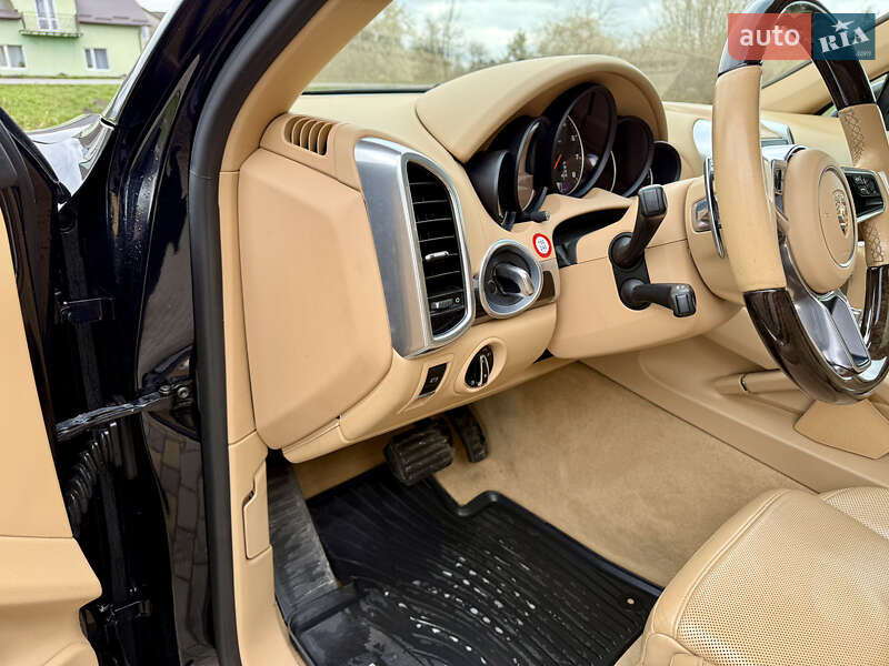 Внедорожник / Кроссовер Porsche Cayenne 2015 в Бродах