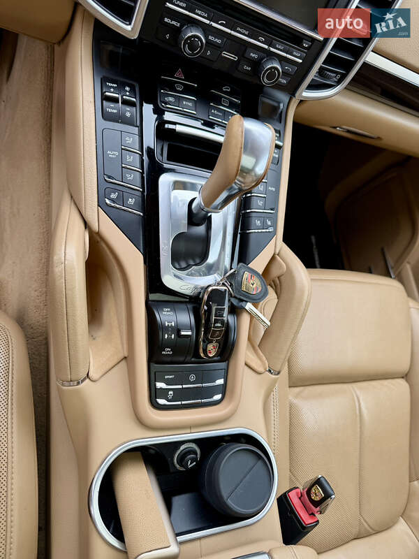 Внедорожник / Кроссовер Porsche Cayenne 2015 в Бродах
