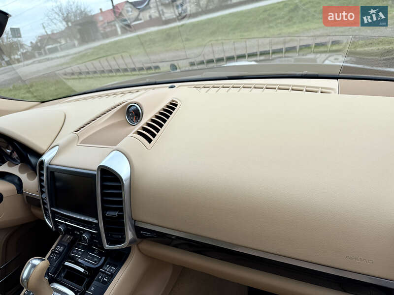 Внедорожник / Кроссовер Porsche Cayenne 2015 в Бродах