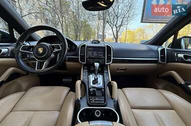 Внедорожник / Кроссовер Porsche Cayenne 2015 в 