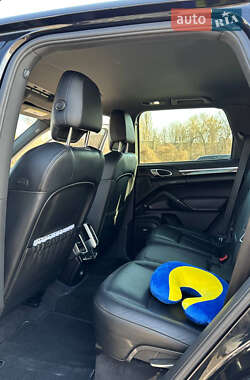 Внедорожник / Кроссовер Porsche Cayenne 2012 в 
