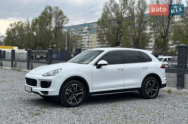 Внедорожник / Кроссовер Porsche Cayenne 2016 в 