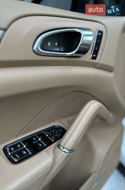 Внедорожник / Кроссовер Porsche Cayenne 2012 в 