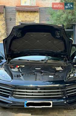 Внедорожник / Кроссовер Porsche Cayenne 2018 в 