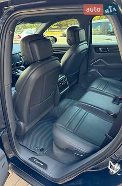 Внедорожник / Кроссовер Porsche Cayenne 2018 в 