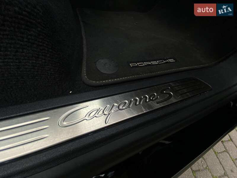 Внедорожник / Кроссовер Porsche Cayenne 2016 в Ужгороде