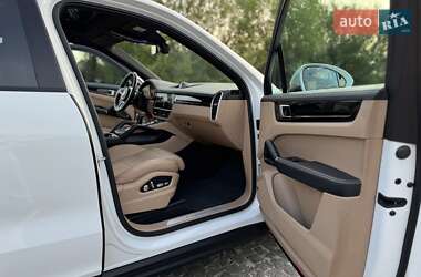 Внедорожник / Кроссовер Porsche Cayenne 2017 в 