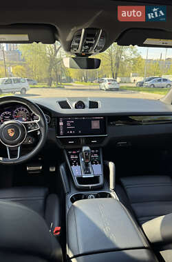 Внедорожник / Кроссовер Porsche Cayenne 2018 в 