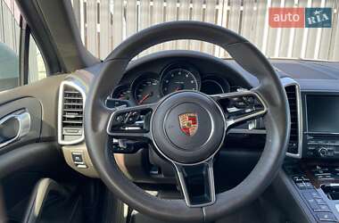 Внедорожник / Кроссовер Porsche Cayenne 2015 в 