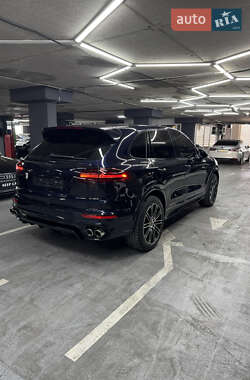 Внедорожник / Кроссовер Porsche Cayenne 2015 в 