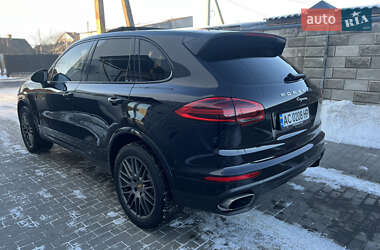 Внедорожник / Кроссовер Porsche Cayenne 2016 в 