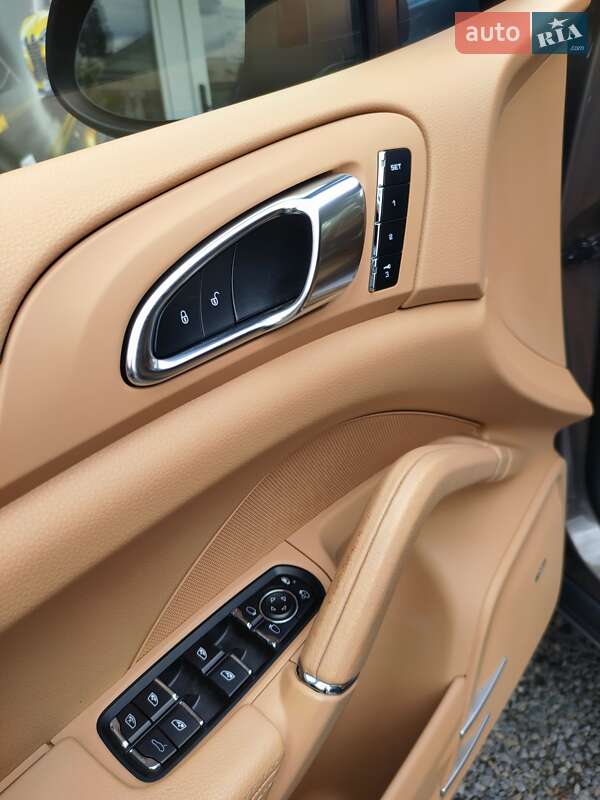 Внедорожник / Кроссовер Porsche Cayenne 2014 в Днепре