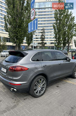 Внедорожник / Кроссовер Porsche Cayenne 2015 в 