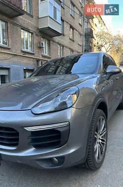 Внедорожник / Кроссовер Porsche Cayenne 2015 в 