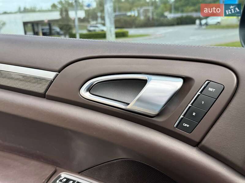 Внедорожник / Кроссовер Porsche Cayenne 2011 в Киеве