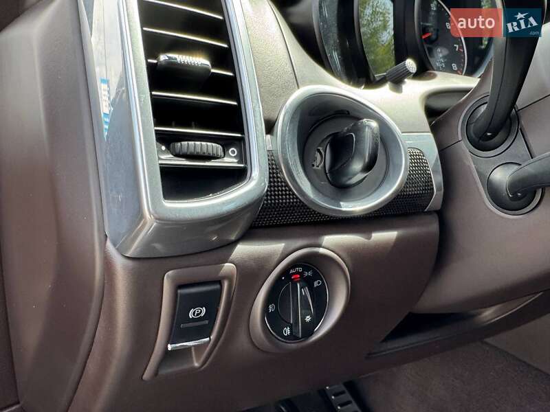 Внедорожник / Кроссовер Porsche Cayenne 2011 в Киеве