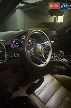 Внедорожник / Кроссовер Porsche Cayenne 2023 в 