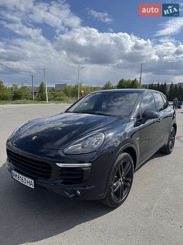 Внедорожник / Кроссовер Porsche Cayenne 2015 в 