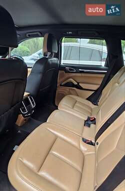Внедорожник / Кроссовер Porsche Cayenne 2015 в 