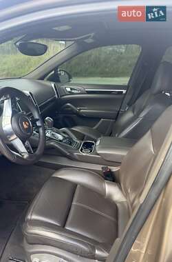 Внедорожник / Кроссовер Porsche Cayenne 2015 в 