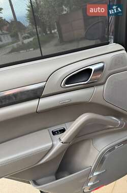 Внедорожник / Кроссовер Porsche Cayenne 2010 в 