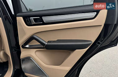 Внедорожник / Кроссовер Porsche Cayenne 2018 в 