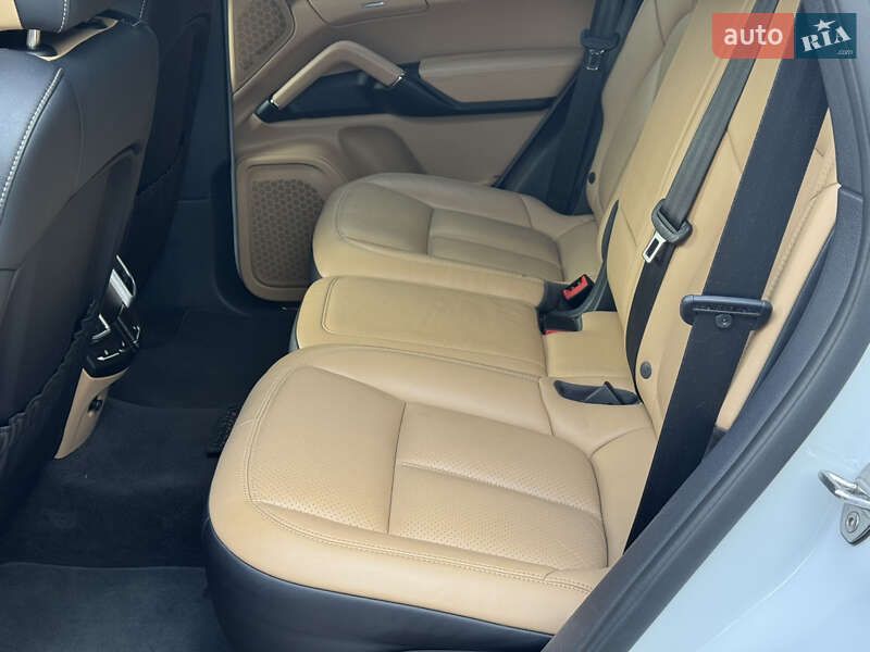 Внедорожник / Кроссовер Porsche Cayenne 2015 в Киеве