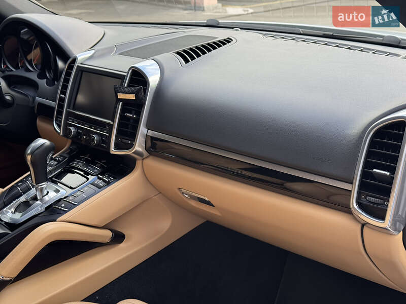 Внедорожник / Кроссовер Porsche Cayenne 2015 в Киеве