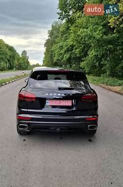 Внедорожник / Кроссовер Porsche Cayenne 2015 в 