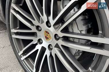 Внедорожник / Кроссовер Porsche Cayenne 2015 в 