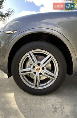 Внедорожник / Кроссовер Porsche Cayenne 2010 в 