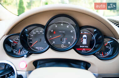 Позашляховик / Кросовер Porsche Cayenne 2012 в 