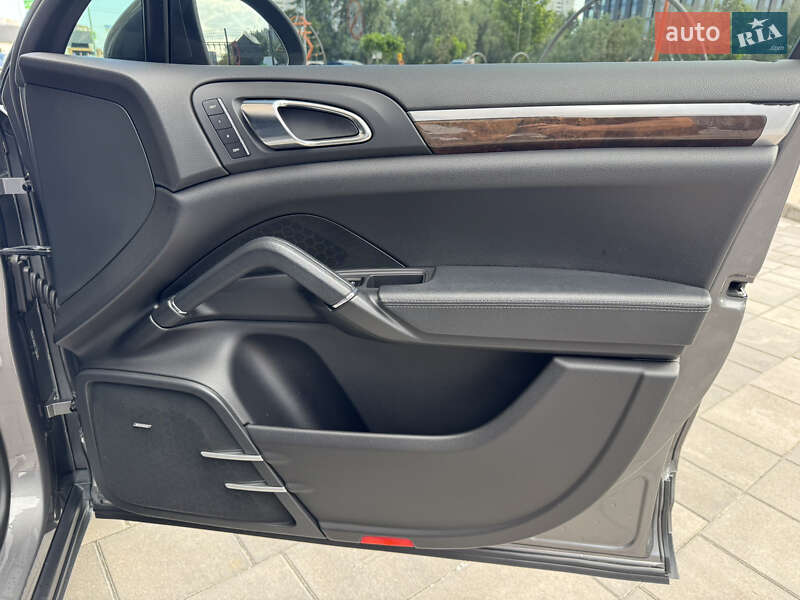 Внедорожник / Кроссовер Porsche Cayenne 2012 в Киеве